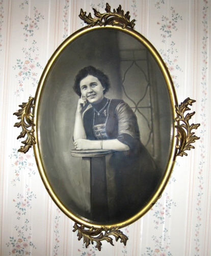Fancy Victorian Fannie Longenecker before she became Mennonite